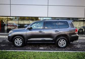 Подержанный автомобиль Toyota Land Cruiser Suv 2008 года (7 фото)