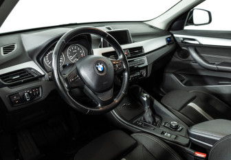 Подержанный автомобиль BMW X1 2016 года (11 фото)