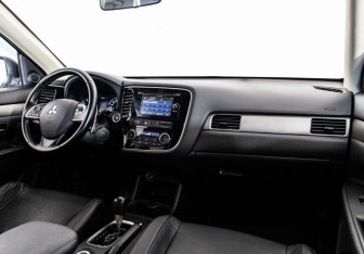 Подержанный автомобиль Mitsubishi Outlander 2014 года (9 фото)