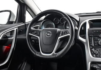 Подержанный автомобиль Opel Astra Hatchback 2013 года (14 фото)