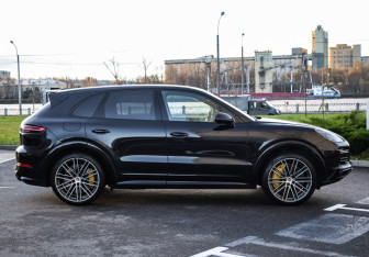 Подержанный автомобиль Porsche Cayenne 2021 года (6 фото)