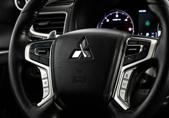 Подержанный автомобиль Mitsubishi Pajero Sport 2017 года (11 фото)