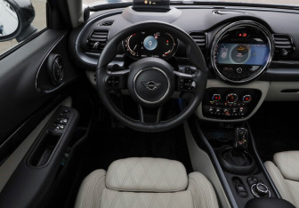 Подержанный автомобиль MINI Clubman Wagon 2022 года (13 фото)