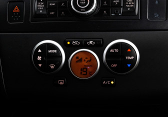 Подержанный автомобиль Nissan Tiida Hatchback 2010 года (12 фото)