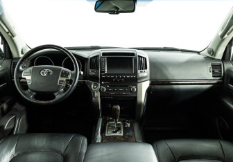 Подержанный автомобиль Toyota Land Cruiser Suv 2011 года (13 фото)