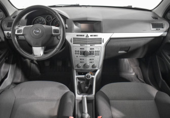 Подержанный автомобиль Opel Astra Sedan 2012 года (13 фото)