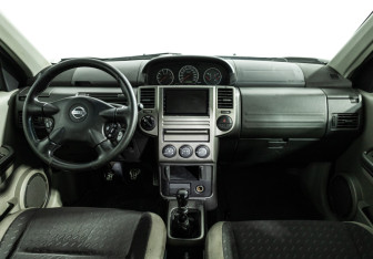 Подержанный автомобиль Nissan X-Trail 2005 года (13 фото)