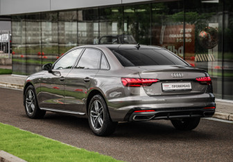 Подержанный автомобиль Audi A4 Sedan 2021 года (8 фото)