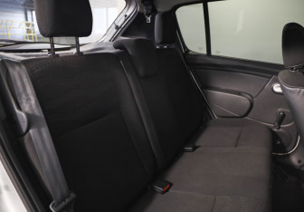 Подержанный автомобиль Renault Sandero 2014 года (18 фото)