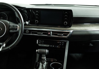 Подержанный автомобиль Kia K5 2021 года (14 фото)