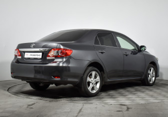Подержанный автомобиль Toyota Corolla Sedan 2011 года (5 фото)