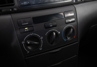 Подержанный автомобиль Toyota Corolla Sedan 2006 года (14 фото)