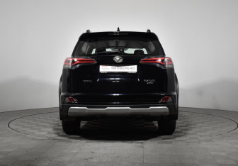 Подержанный автомобиль Toyota RAV4 2018 года (6 фото)