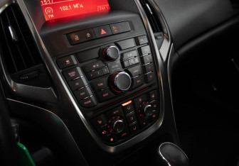 Подержанный автомобиль Opel Astra Hatchback 2012 года (13 фото)