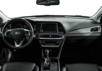Подержанный автомобиль Hyundai Sonata 2019 года (13 фото)