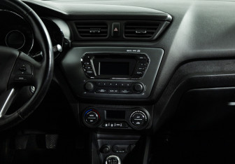 Подержанный автомобиль Kia Rio Sedan 2015 года (14 фото)