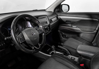 Подержанный автомобиль Mitsubishi Outlander 2018 года (9 фото)