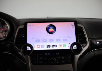 Подержанный автомобиль Jeep Grand Cherokee 2012 года (15 фото)