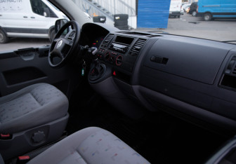 Подержанный автомобиль Volkswagen Transporter Minivan 2005 года (9 фото)