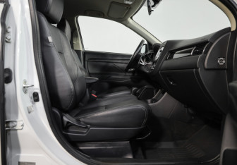 Подержанный автомобиль Mitsubishi Outlander 2015 года (21 фото)