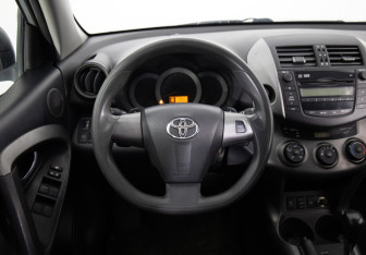 Подержанный автомобиль Toyota RAV4 2010 года (10 фото)