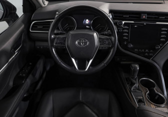 Подержанный автомобиль Toyota Camry Sedan 2019 года (10 фото)