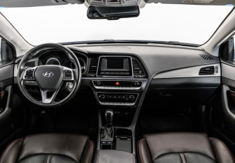 Подержанный автомобиль Hyundai Sonata 2019 года (10 фото)