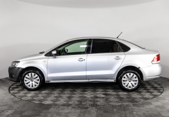 Подержанный автомобиль Volkswagen Polo Sedan 2013 года (8 фото)
