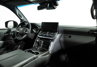 Подержанный автомобиль Toyota Land Cruiser Suv 2021 года (9 фото)