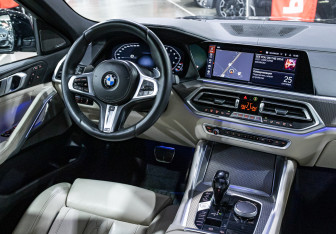 Подержанный автомобиль BMW X6 2020 года (12 фото)