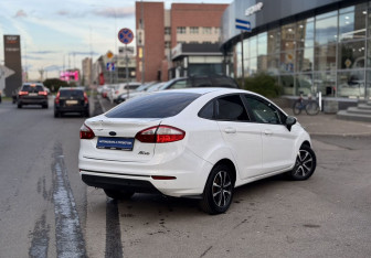 Подержанный автомобиль Ford Fiesta Sedan 2015 года (5 фото)