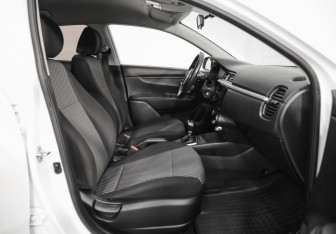 Подержанный автомобиль Kia Rio Hatchback 2017 года (19 фото)