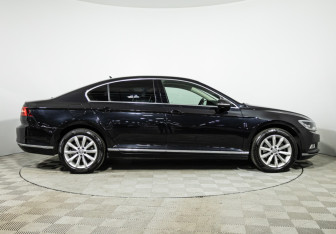 Подержанный автомобиль Volkswagen Passat Sedan 2017 года (4 фото)