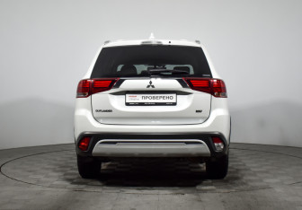 Подержанный автомобиль Mitsubishi Outlander 2020 года (6 фото)