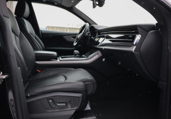 Подержанный автомобиль Audi Q8 2019 года (32 фото)