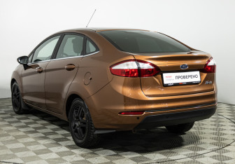 Подержанный автомобиль Ford Fiesta Sedan 2015 года (7 фото)