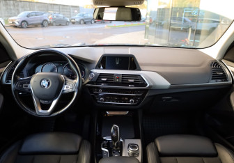 Подержанный автомобиль BMW X3 2018 года (10 фото)