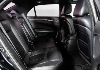 Подержанный автомобиль Chrysler 300C Sedan 2012 года (30 фото)