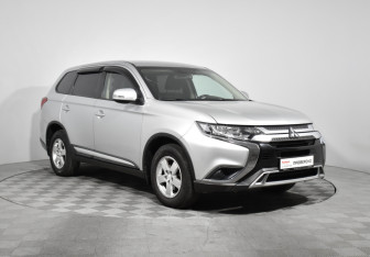 Подержанный автомобиль Mitsubishi Outlander 2019 года (3 фото)