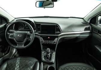 Подержанный автомобиль Hyundai Elantra Sedan 2017 года (13 фото)