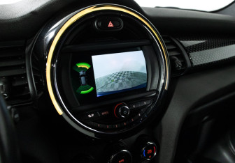 Подержанный автомобиль MINI Hatch 2019 года (16 фото)