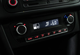 Подержанный автомобиль Volkswagen Polo Sedan 2013 года (15 фото)