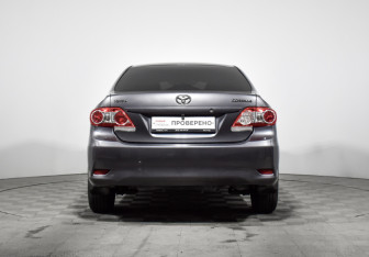 Подержанный автомобиль Toyota Corolla Sedan 2012 года (6 фото)