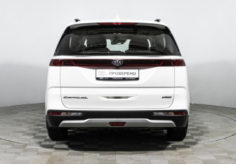Подержанный автомобиль Kia Carnival 2021 года (6 фото)