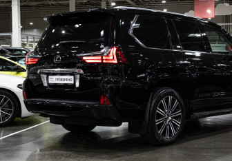 Подержанный автомобиль Lexus LX 2016 года (8 фото)