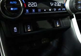 Подержанный автомобиль Toyota RAV4 2021 года (15 фото)