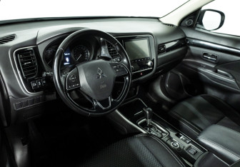 Подержанный автомобиль Mitsubishi Outlander 2021 года (11 фото)
