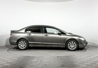 Подержанный автомобиль Honda Civic Sedan 2007 года (4 фото)