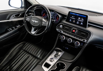 Подержанный автомобиль Genesis G70 2018 года (17 фото)