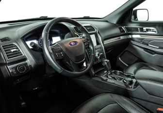 Подержанный автомобиль Ford Explorer 2019 года (11 фото)